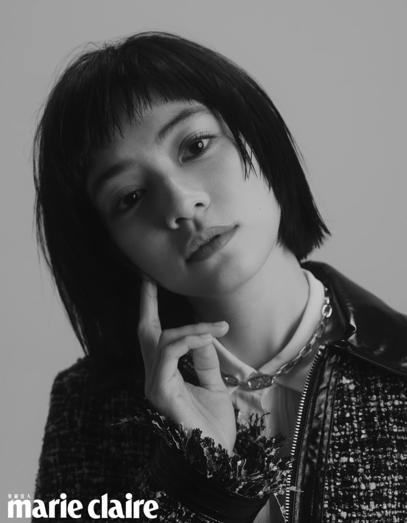 粉彩粗花呢西裝外套、真絲混紡襯衫、粉彩粗花呢短裙，all by MAX&C。