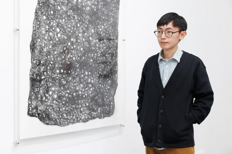 參與2022年格蘭菲迪藝術家駐村計畫的王煜松 以樹枝製成炭筆，呈現過去、現在與未來的循環定律。