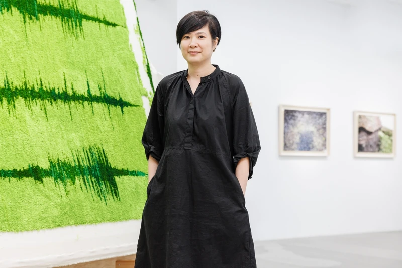 參與2021年格蘭菲迪藝術家駐村計畫的裝置藝術家侯怡亭 將酒廠生產線聲音轉譯為織毯圖像。