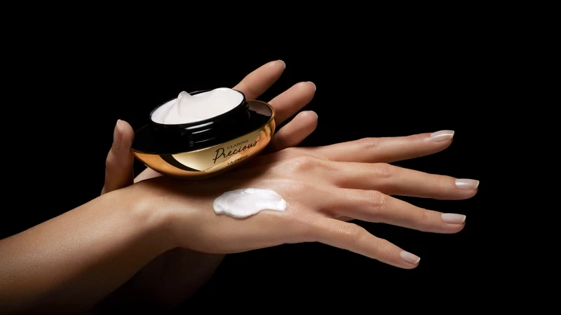 克蘭詩至臻凝時月神花乳霜質地示意。 克蘭詩至臻凝時月神花乳霜質地示意。