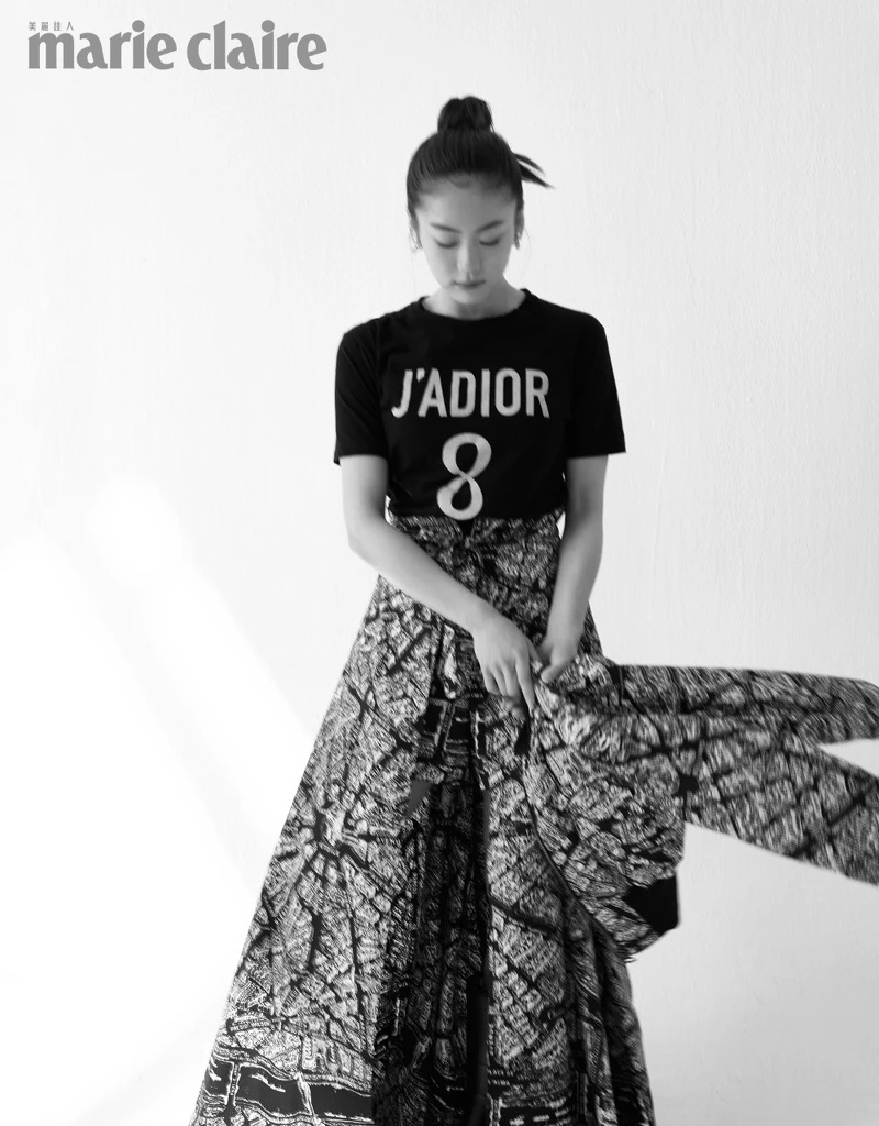 J’ADIOR T恤、圖紋短褲、圍裹長裙、飛行員夾克、耳環，all by Dior。