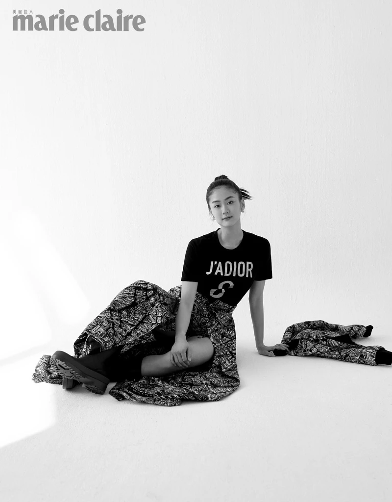 J’ADIOR T恤、圖紋短褲、圍裹長裙、飛行員夾克、短靴、耳環，all by Dior。