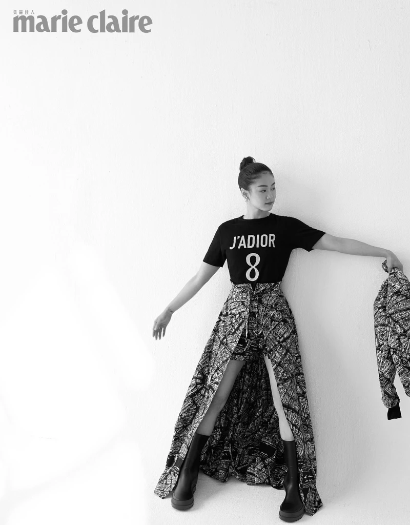J’ADIOR T恤、圖紋短褲、圍裹長裙、飛行員夾克、短靴、耳環，all by Dior。