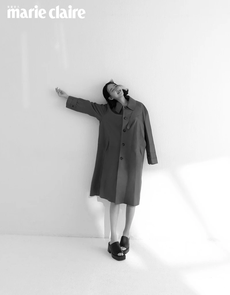 紅色皮革風衣、黑色厚底穆勒鞋,both by Tod’s。 紅色皮革風衣、黑色厚底穆勒鞋,both by Tod’s。