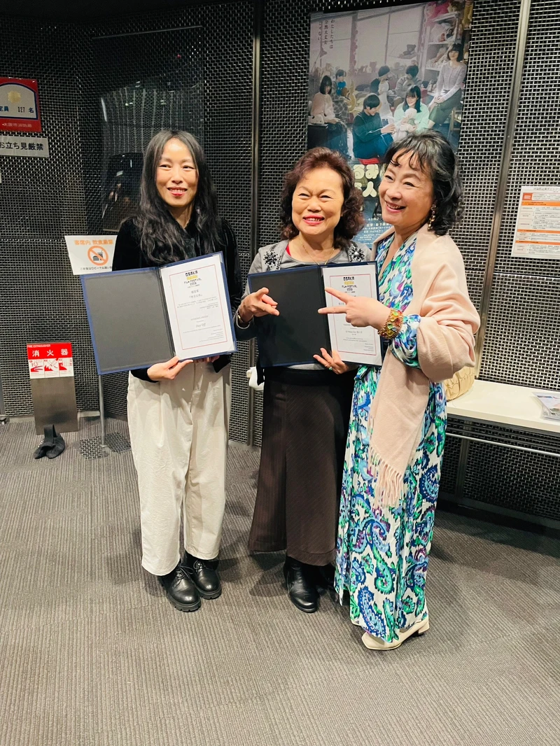 電影《本日公休》大阪電影節獲最佳演員獎、觀眾票選,導演傅天余(左起)、導演媽媽阿蕊與女主角陸小芬拿獎合影 電影《本日公休》大阪電影節獲最佳演員獎、觀眾票選,導演傅天余(左起)、導演媽媽阿蕊與女主角陸小芬拿獎合影