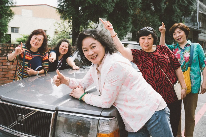 電影《本日公休》劇照01 陸小芬(中)飾演理髮阿姨與朋友開車出門,角色原型導演媽媽(左1)也有參與演出 電影《本日公休》劇照01 陸小芬(中)飾演理髮阿姨與朋友開車出門,角色原型導演媽媽(左1)也有參與演出