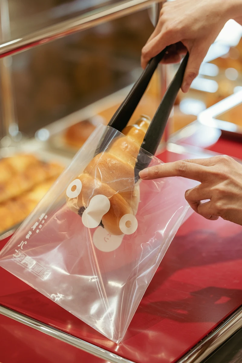 將由工作人員夾取服務,免去衛生疑慮。 將由工作人員夾取服務,免去衛生疑慮。