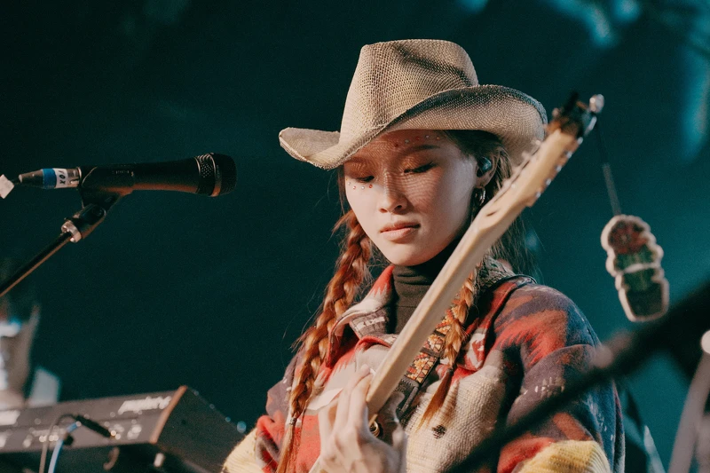 LÜCY巧妙搭配當地購入的牛仔帽