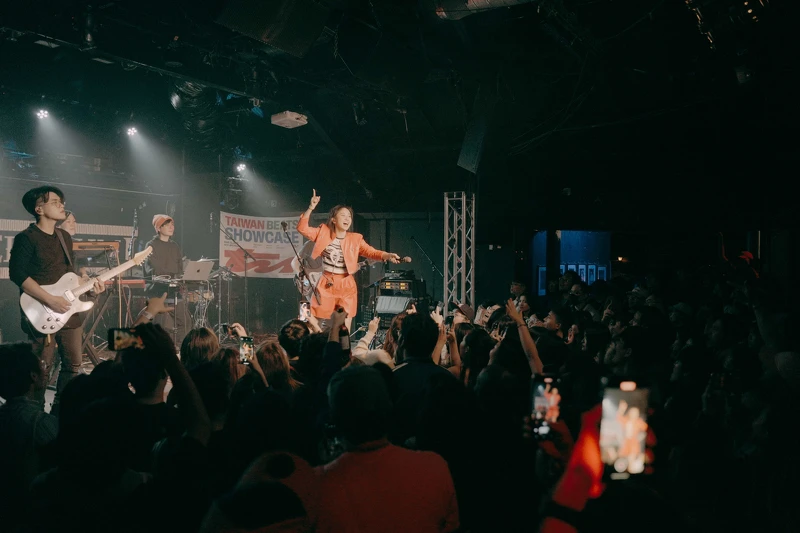 9m88在〈Aim High〉時邀請全場大合唱