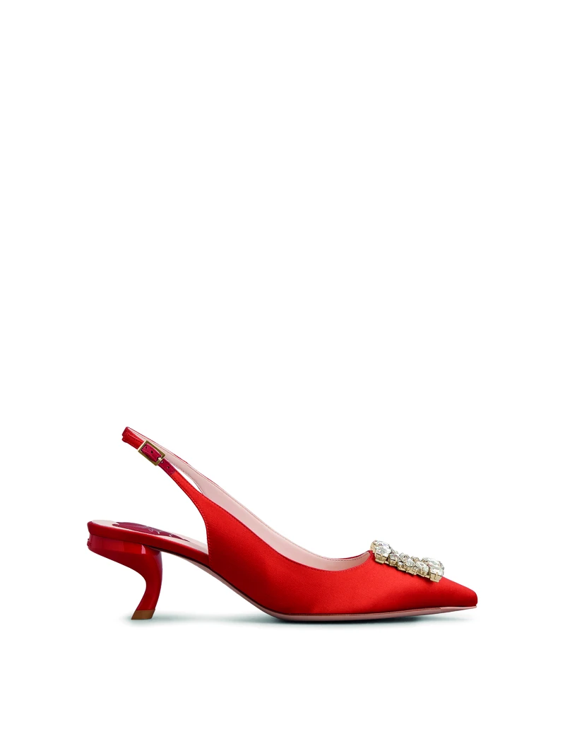 Roger Vivier Virgule strass 紅色緞面鑽飾逗號跟鞋,NT66,000。 Roger Vivier Virgule strass 紅色緞面鑽飾逗號跟鞋,NT66,000。