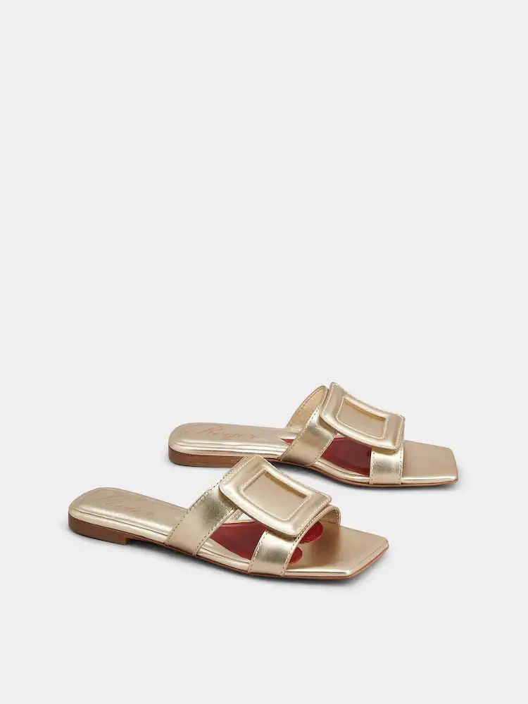 Roger Vivier 金色皮革扣飾涼鞋,NT32,800。 Roger Vivier 金色皮革扣飾涼鞋,NT32,800。