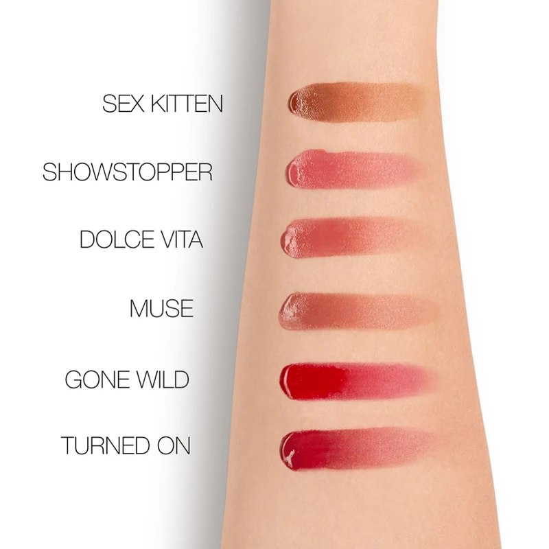 NARS雲霧唇露手部試色。