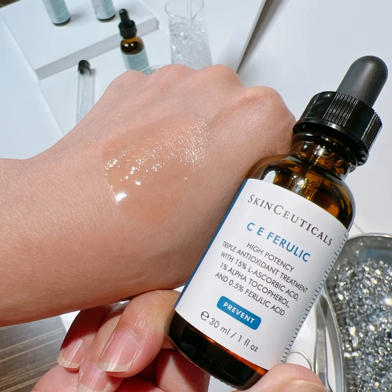 修麗可超濃度CE緊緻修護抗氧化精華質地示意。 修麗可超濃度CE緊緻修護抗氧化精華質地示意。