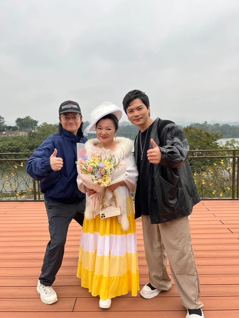 落日飛車國國(左)、黃浩庭(右)與白冰冰(中)合照