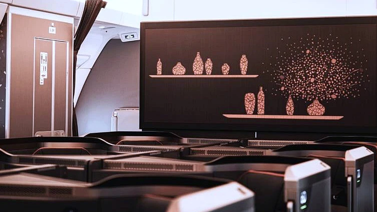 商務艙「動態飾板」設計,瓷器上長出花朵相當趣味 商務艙「動態飾板」設計,瓷器上長出花朵相當趣味