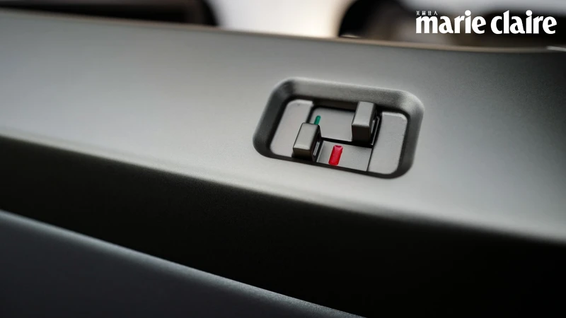 全閉式拉門會由空服人員打開或鎖上 全閉式拉門會由空服人員打開或鎖上