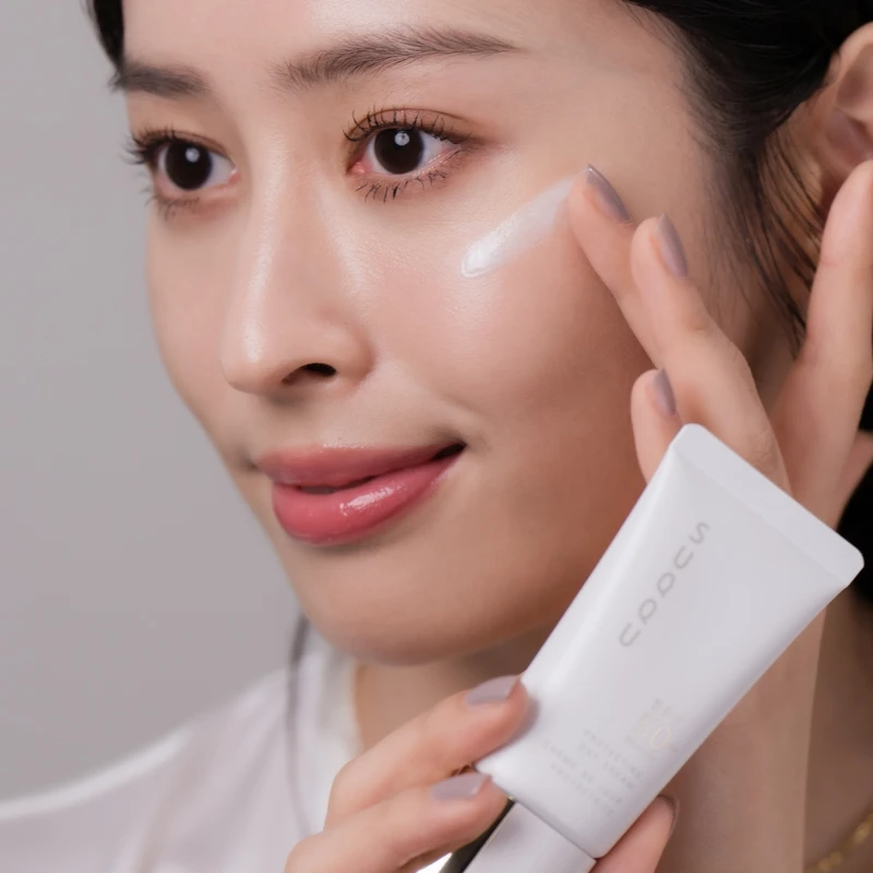 SUQQU晶采防曬日霜SPF50+/PA++++質地示意。 SUQQU晶采防曬日霜SPF50+/PA++++質地示意。