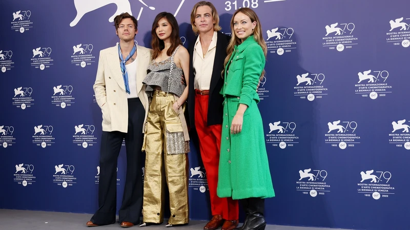 哈利、奧莉薇亞魏爾德及《別擔心親愛的》演員一同出席影展活動