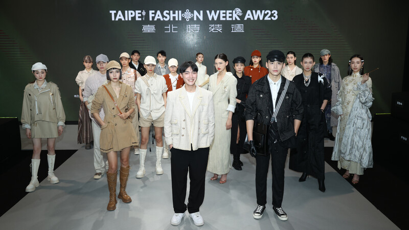 HANSEN設計師郭恆生(圖中)與走秀團隊。 HANSEN設計師郭恆生(圖中)與走秀團隊。