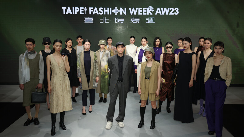 WENG_Studiog設計師翁子竣(圖中)與走秀團隊。 WENG_Studiog設計師翁子竣(圖中)與走秀團隊。