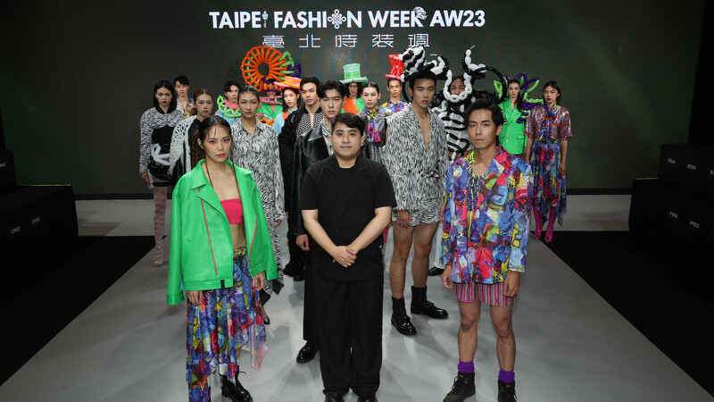 WEI-TZU.YUAN設計師魏子淵(圖中)與走秀團隊。 WEI-TZU.YUAN設計師魏子淵(圖中)與走秀團隊。