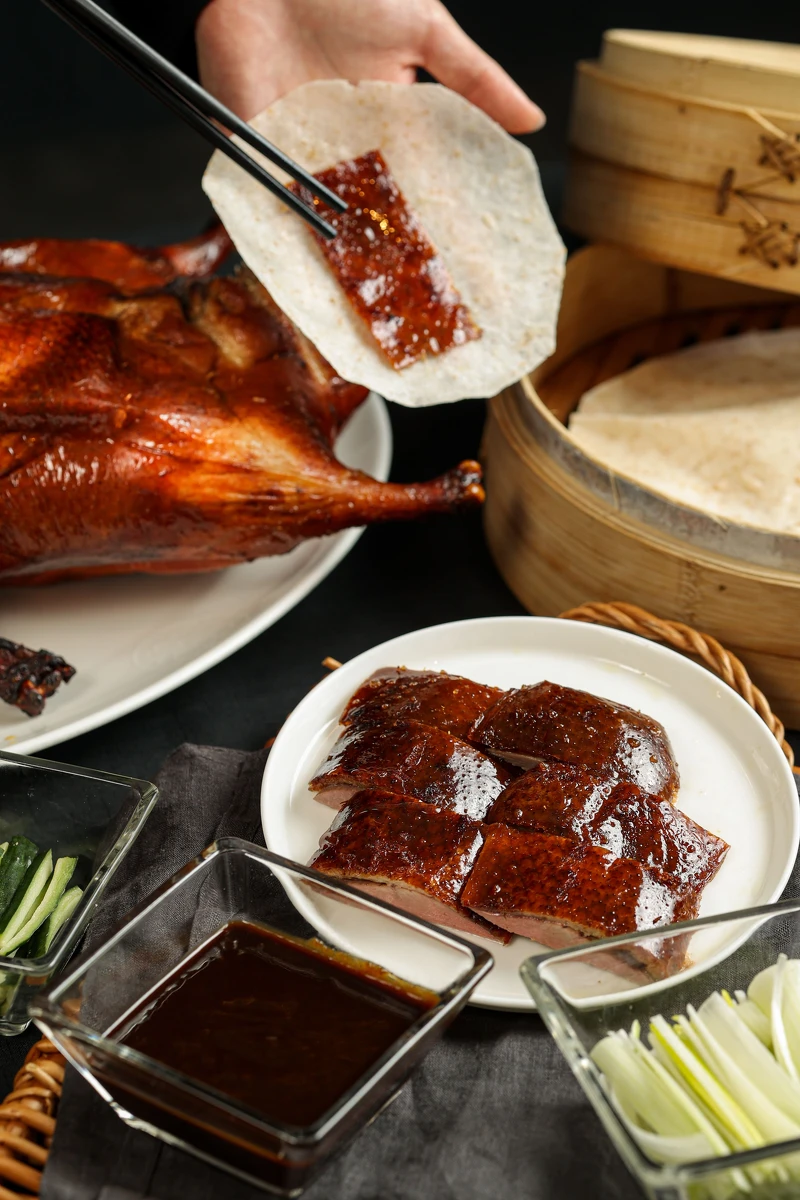 晶華軒片皮玉露鴨三吃中的片皮鴨。