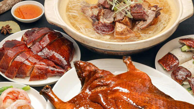 晶華美食到你家美食平台即起至4月30日加碼推出「買」烤鴨「升級」海陸分享餐。