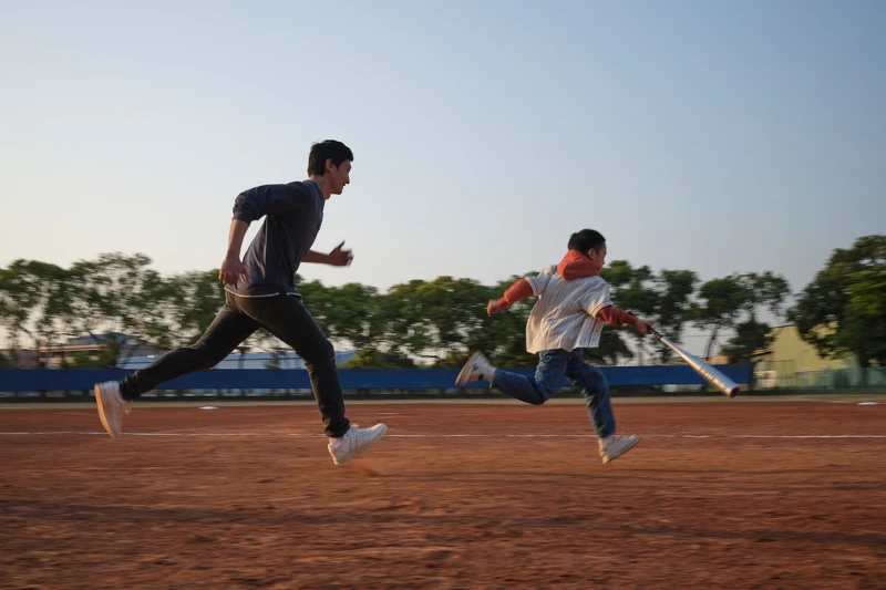 柯宇綸新作《再見觸身》攜手兒童演員謝以樂,詮釋深刻父子情。 柯宇綸新作《再見觸身》攜手兒童演員謝以樂,詮釋深刻父子情。