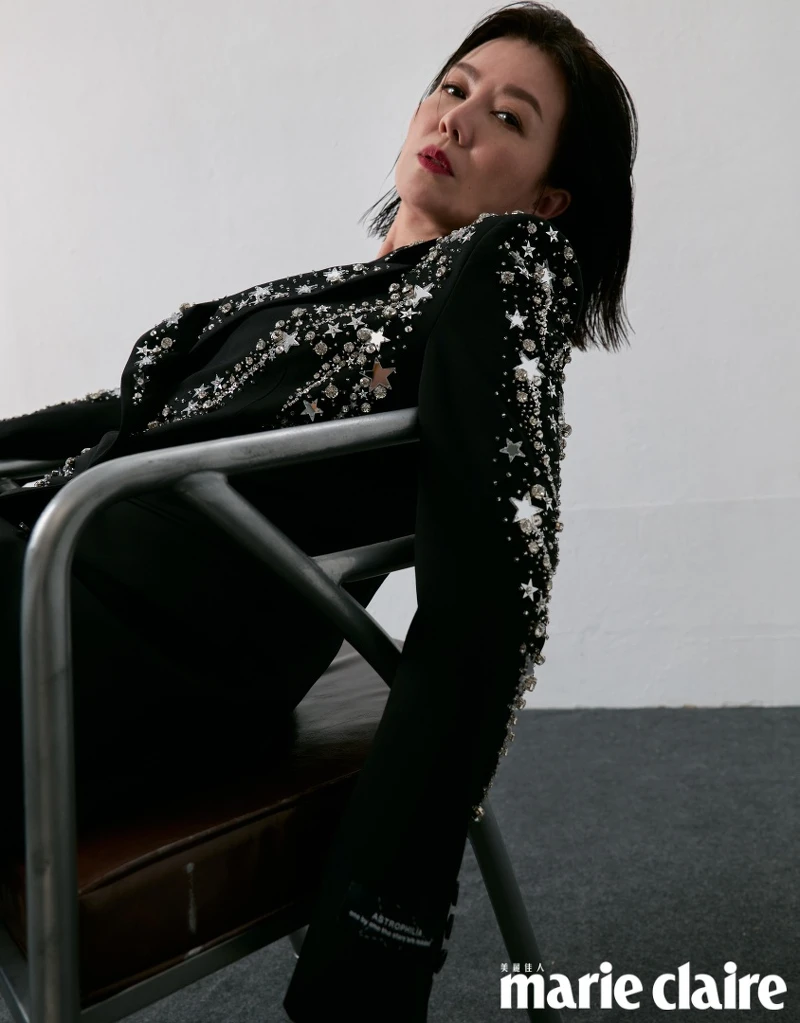 黑色亮片西裝外套、黑色西裝長褲，all by MSGM。