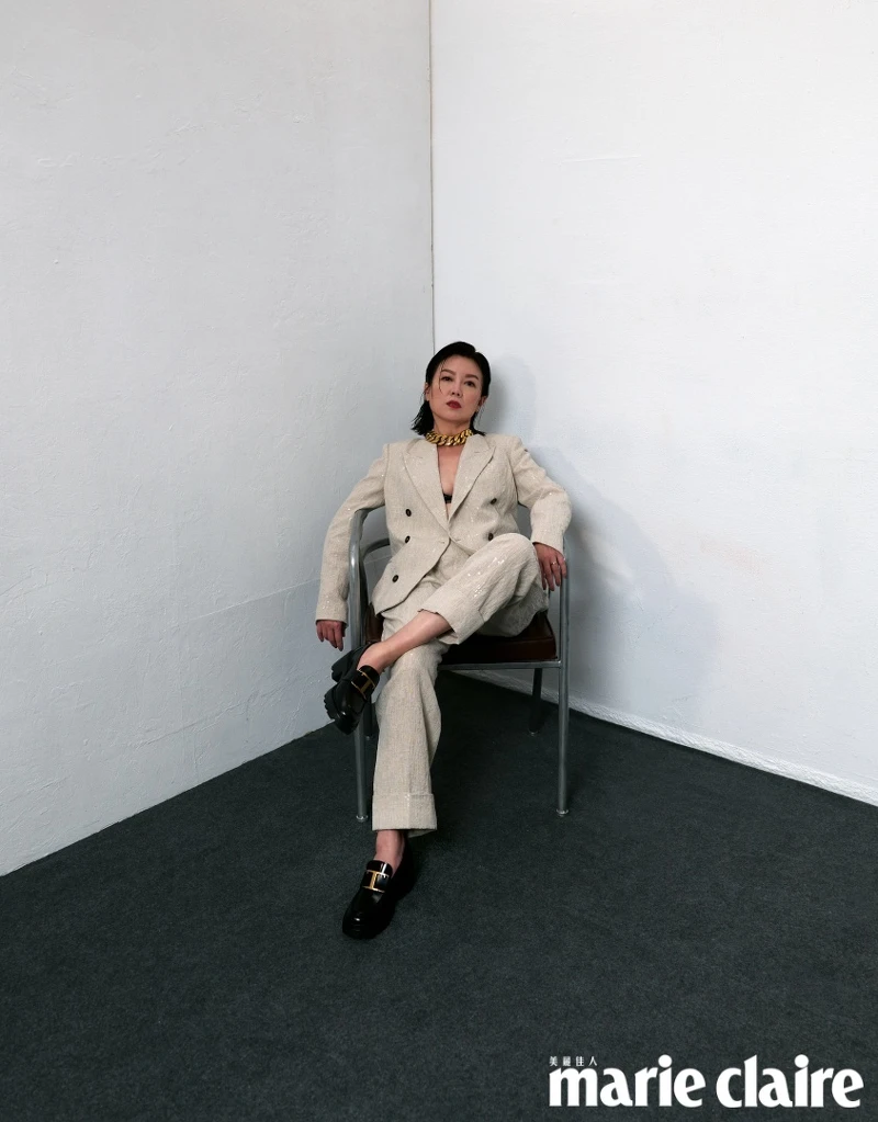 米色西裝外套、黑色內搭背心、米色西裝長褲，all by Brunello Cucinelli；黑色皮革樂福鞋，Tod’s；金色項鍊，Recovery。