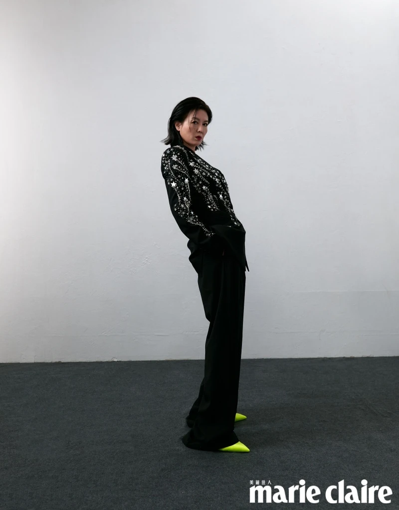 黑色亮片西裝外套、黑色西裝長褲、螢光黃綁帶高跟鞋，all by MSGM。