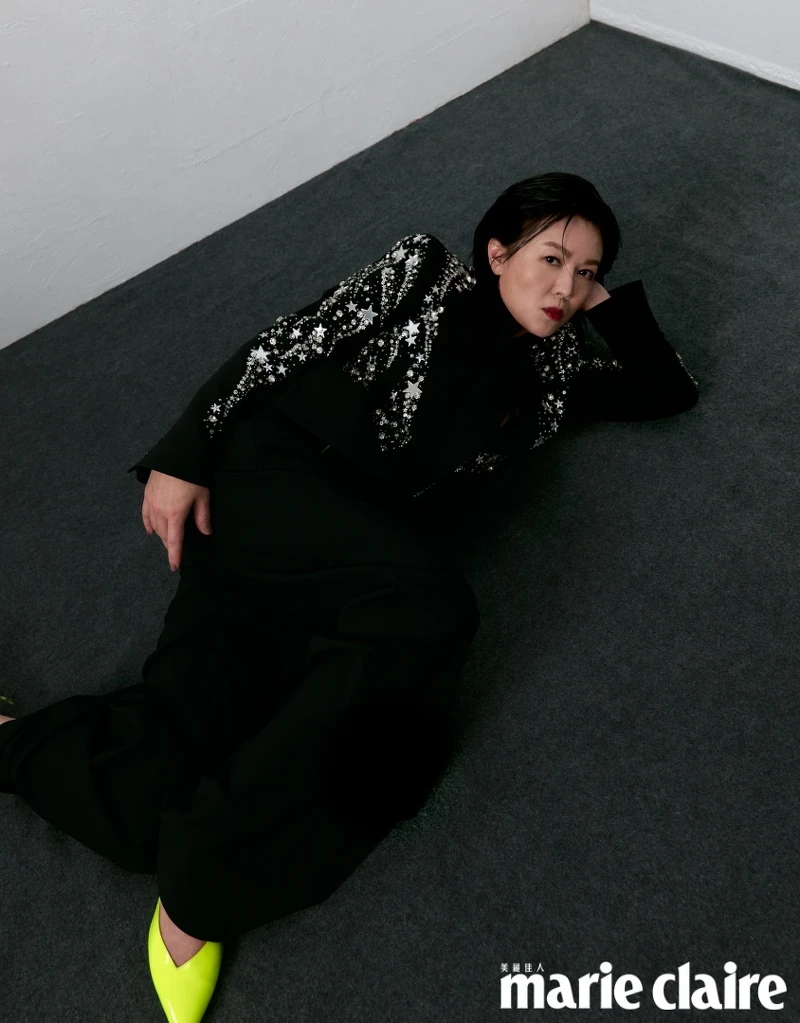 黑色亮片西裝外套、黑色西裝長褲、螢光黃綁帶高跟鞋，all by MSGM。