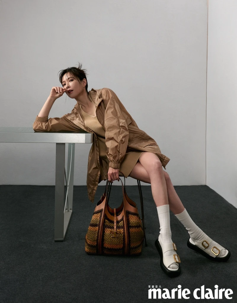 米黃色風衣、棕色削肩連身洋裝、織物拼皮革手袋、白色皮革涼鞋,all by Tod’s。 米黃色風衣、棕色削肩連身洋裝、織物拼皮革手袋、白色皮革涼鞋,all by Tod’s。