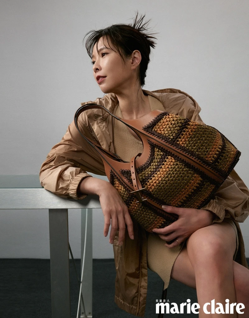 米黃色風衣、棕色削肩連身洋裝、織物拼皮革手袋,all by Tod’s。 米黃色風衣、棕色削肩連身洋裝、織物拼皮革手袋,all by Tod’s。