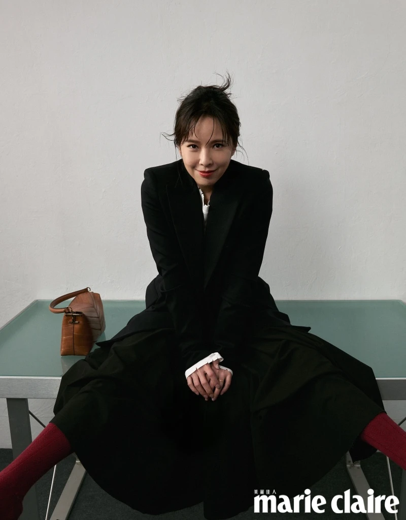 黑色西裝外套、白色 Oversize 長袖上衣、黑色圓裙,all by Sportmax;棕色皮革肩背包、黑色皮革高跟鞋,both by Tod’s。 黑色西裝外套、白色 Oversize 長袖上衣、黑色圓裙,all by Sportmax;棕色皮革肩背包、黑色皮革高跟鞋,both by Tod’s。