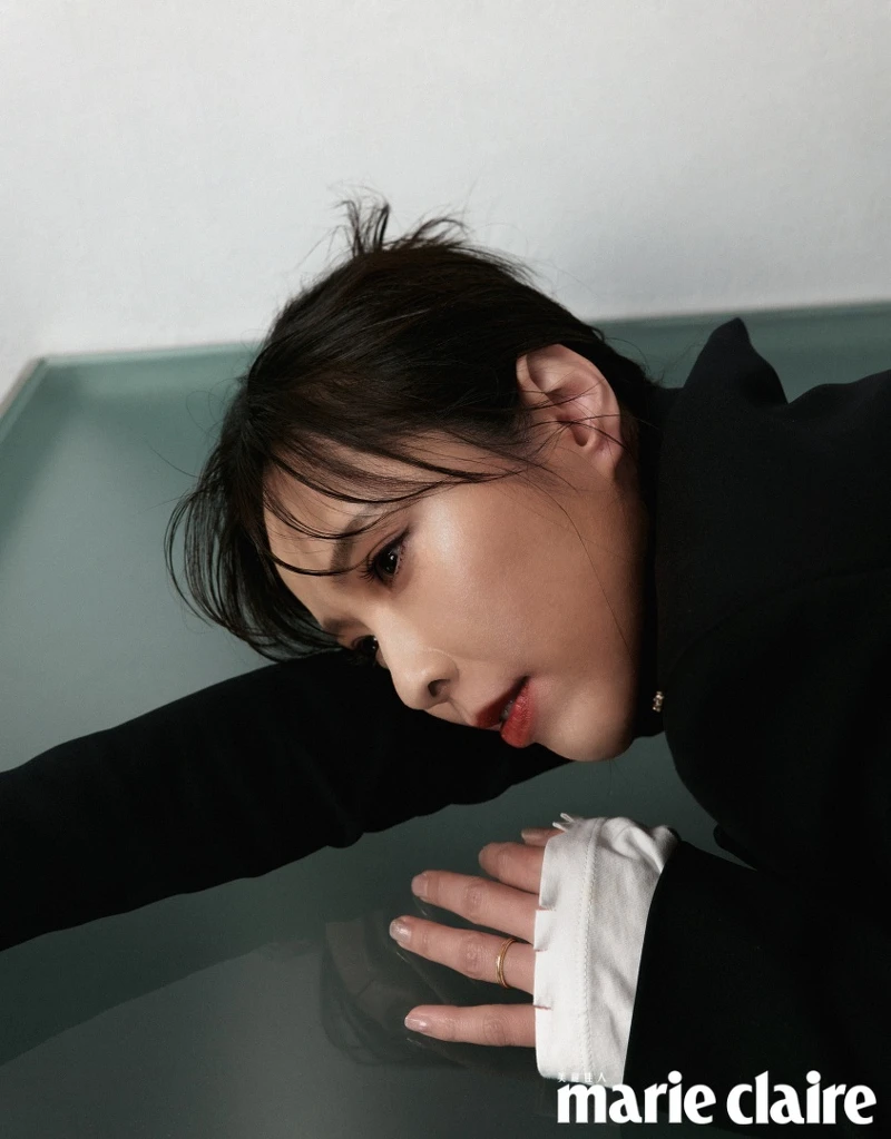 黑色西裝外套、白色 Oversize 長袖上衣、黑色圓裙,all by Sportmax。 黑色西裝外套、白色 Oversize 長袖上衣、黑色圓裙,all by Sportmax。