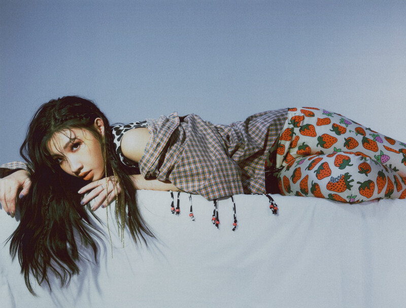 i寬版格紋襯衫、圖騰印花無袖上衣、草莓圖案窄身褲、水鑽流蘇耳飾,all by Gucci。 i寬版格紋襯衫、圖騰印花無袖上衣、草莓圖案窄身褲、水鑽流蘇耳飾,all by Gucci。