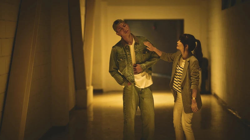 《速命道》瘦子和Ella第一顆鏡頭在長廊邊走邊聊，步伐太過僵硬，被導演說像在踢正步