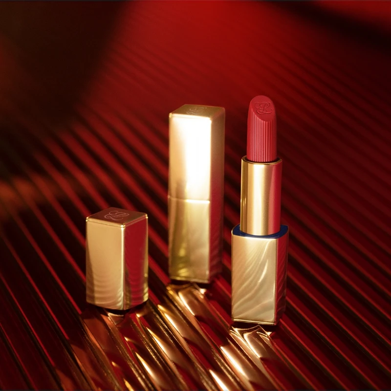 雅詩蘭黛2023年推出絕美奢潤精萃唇膏，典雅米金管身 x 經典品牌標誌刻印，猶如藝術品等級精緻細膩之作。