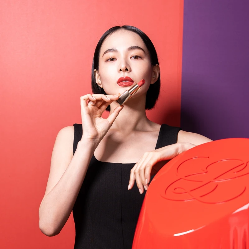 雅詩蘭黛絕美奢潤精萃唇膏#131知性緋櫻實擦。