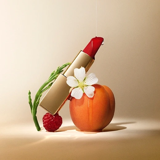 雅詩蘭黛絕美奢潤精萃唇膏蘊含「覆盆子、白芒花籽、杏仁」三種天然果萃精華與乳木果油等護唇成份。