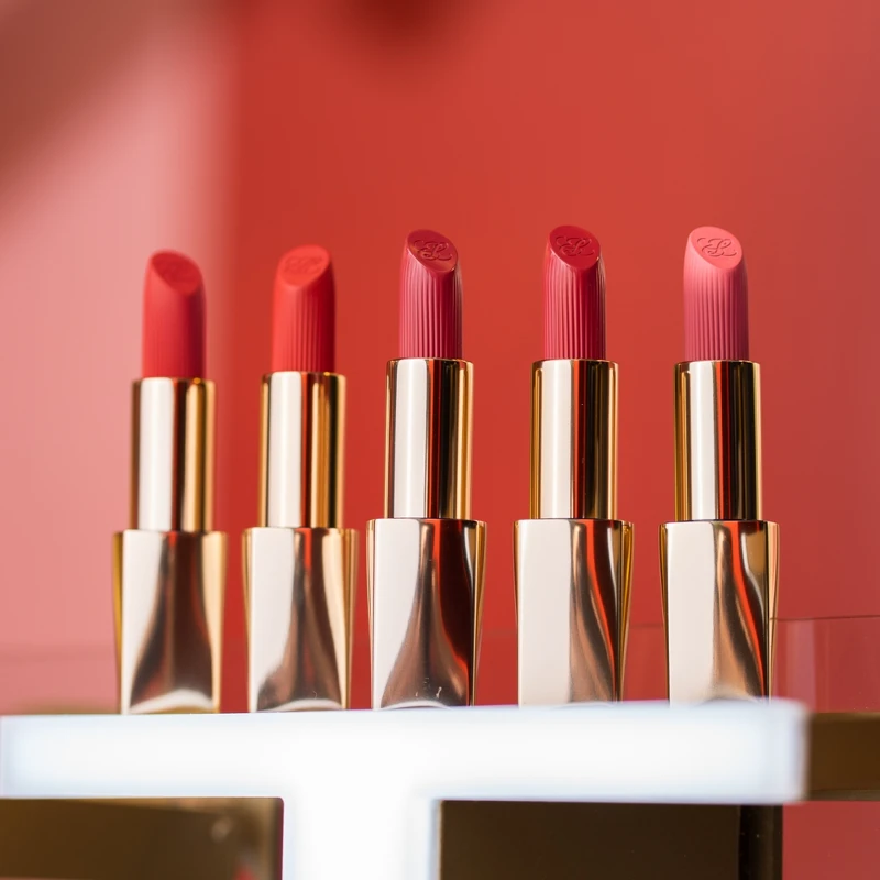 雅詩蘭黛絕美奢潤精萃唇膏首波主打色五色。