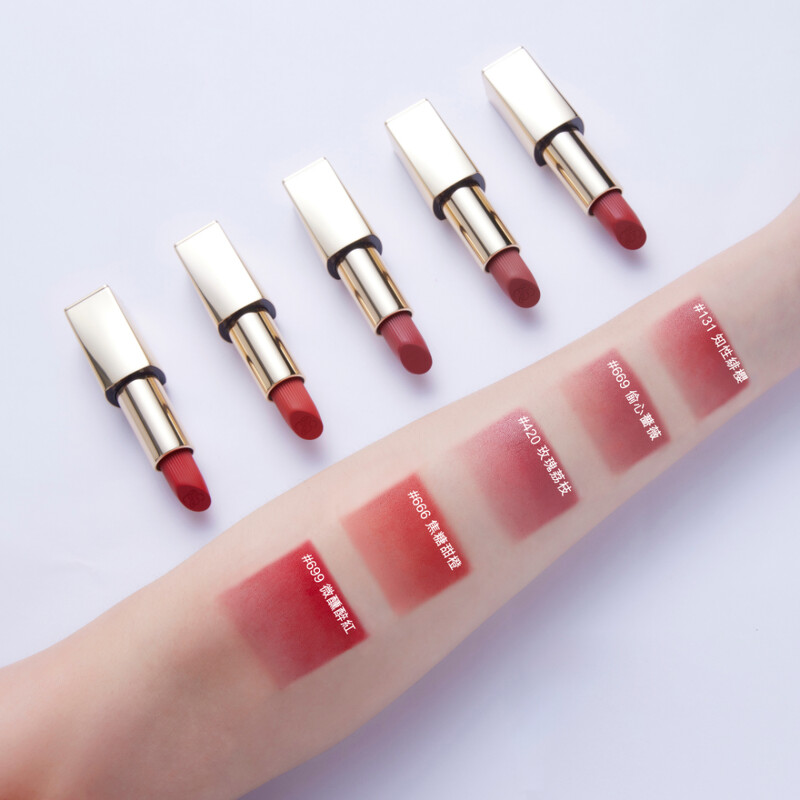 雅詩蘭黛絕美奢潤精萃唇膏首波主打色手部試色。