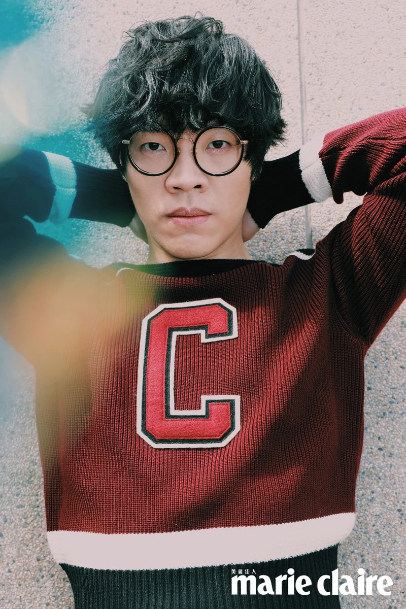 C Logo 一字領針織上衣、皮革百慕達褲、異材質拼接短靴，all by Coach。