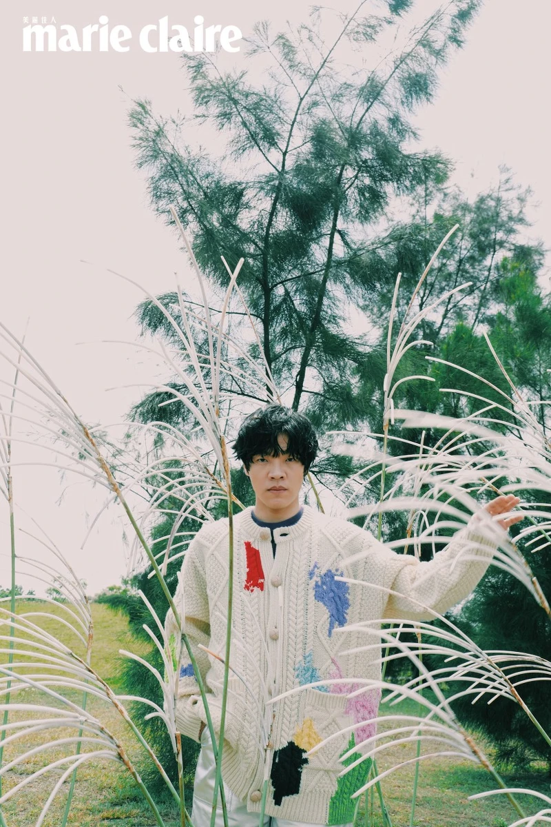 Oversize 彩色圖紋開襟針織外套、紫色T恤，both by Coach。