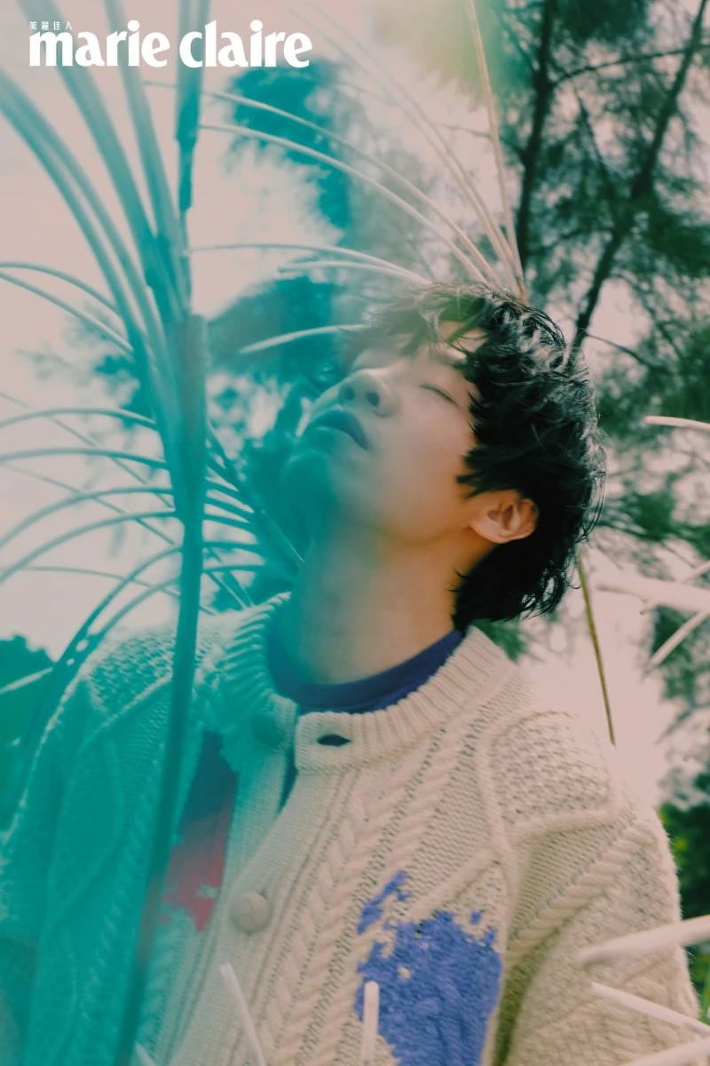 Oversize 彩色圖紋開襟針織外套、紫色T恤，both by Coach。