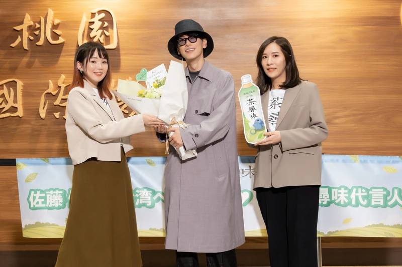 黑松行銷處副理王秀瑤(左)為茶尋味代言人佐藤健獻上花束,展現品牌誠摯歡迎。 黑松行銷處副理王秀瑤(左)為茶尋味代言人佐藤健獻上花束,展現品牌誠摯歡迎。