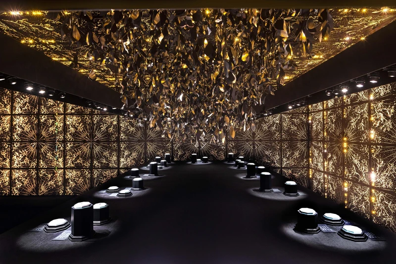 Tiffany特別請來了知名設計團隊 Wanda Barcelona，為展場攜手打造出金色立體雷射雕刻紙花裝置藝術。