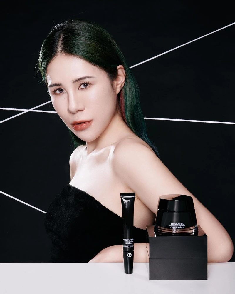 NEW【黑曜岩新生奇蹟高效眼活萃】20ml / NT$7,200 (圖片出處:https://www.instagram.com/p/Cpc0hNDSGfQ/) NEW【黑曜岩新生奇蹟高效眼活萃】20ml / NT$7,200 (圖片出處:https://www.instagram.com/p/Cpc0hNDSGfQ/)