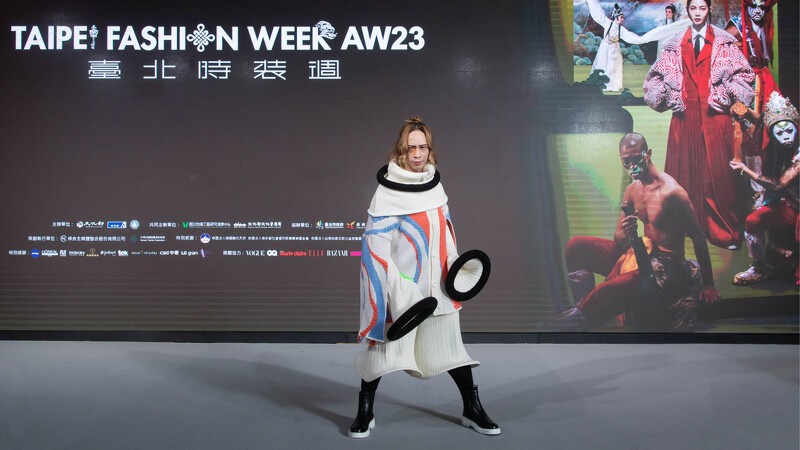 Amazing Talker Show主持人EKO以模特兒身分加入走秀。 Amazing Talker Show主持人EKO以模特兒身分加入走秀。